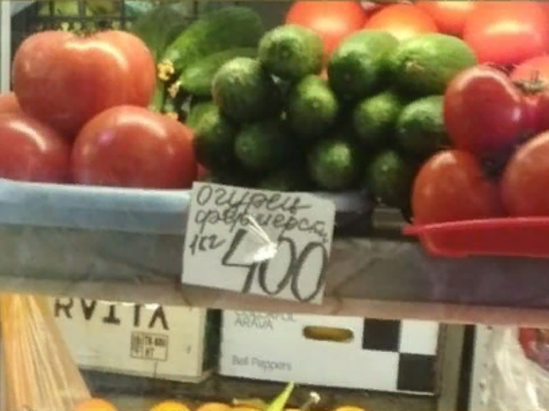 Ем килограммами овощи. Ценники на огурцы в Воронеже.