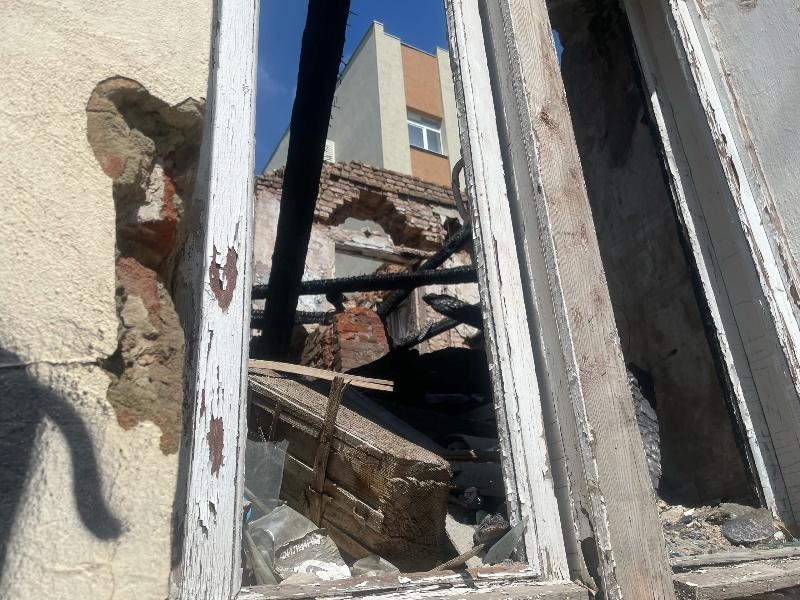 Наплевательское отношение к культурному наследию показали на примере сгоревшего дома в центре Воронежа