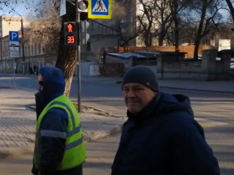 Активист жестко пообщался с разрушителями ценного хлебозавода в Воронеже