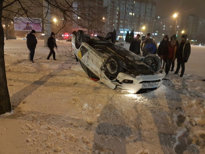 В Воронеже в ДТП перевернулось такси и попало на видео