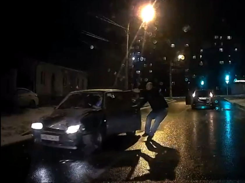 Попытка остановить автомобиль на дороге «голыми руками» попала на видео в Воронеже