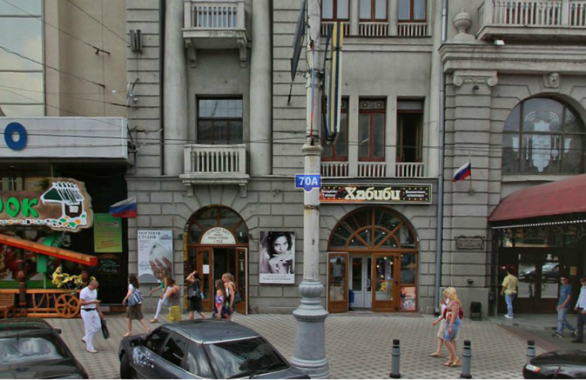 В Воронеже у входа в табачный магазин «Хабиби» висела запрещенная реклама