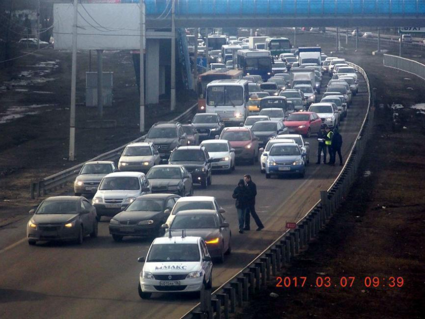 Реальная пробка. Пробки на Московском проспекте Воронеж. Пробки Воронеж. Пробки в Воронеже фото. Пробка в Белгороде зима.