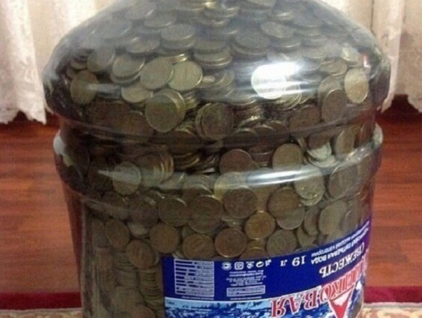 В литровой банке помещается. Банка с монетами. В литровой банке помещается. 19 литровая бутылка с монетами. Копилка из банки.