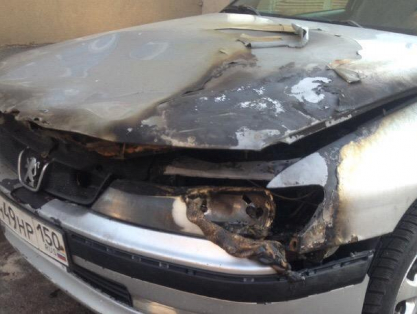 Выгорел капот. Концевик капота сигнализации starline а91. Горящий капот. Сгоревший автомобиль под капотом. Горящий капот.