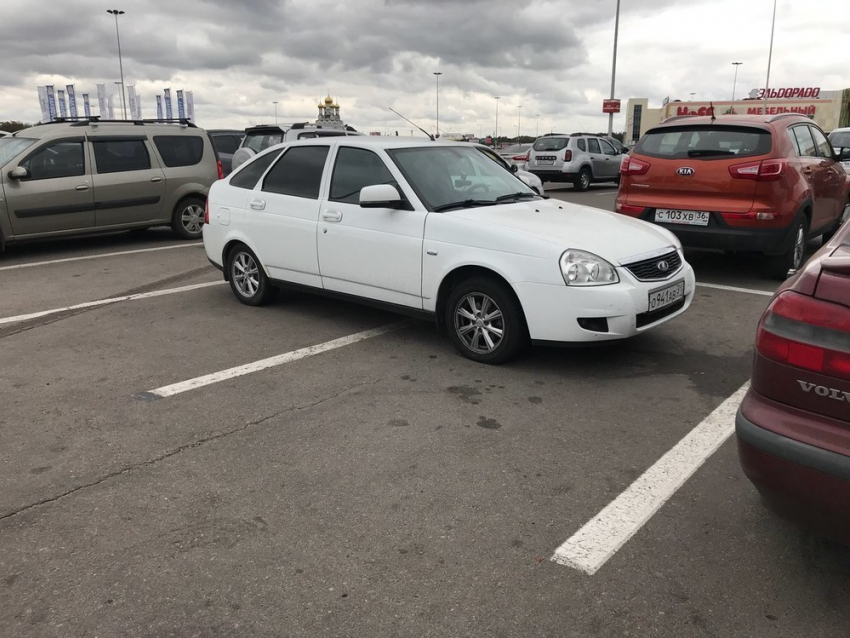 Аренда автомобиля воронеж без водителя. Приора града. Приора у ТЦ.