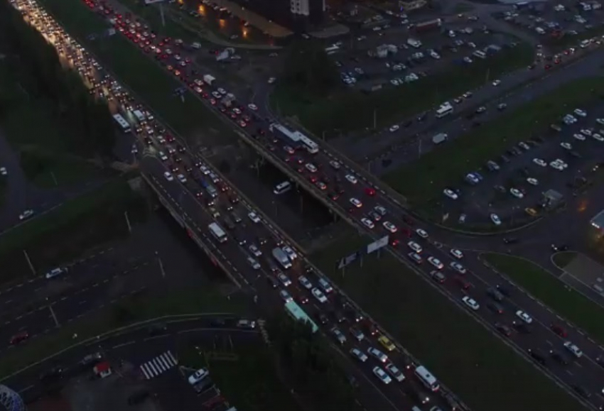 Дублер Московского проспекта Воронеж. Дорога дублер Московского проспекта Воронеж. Коминтерновский район с квадрокоптера Воронеж. Пробки с квадрокоптера.