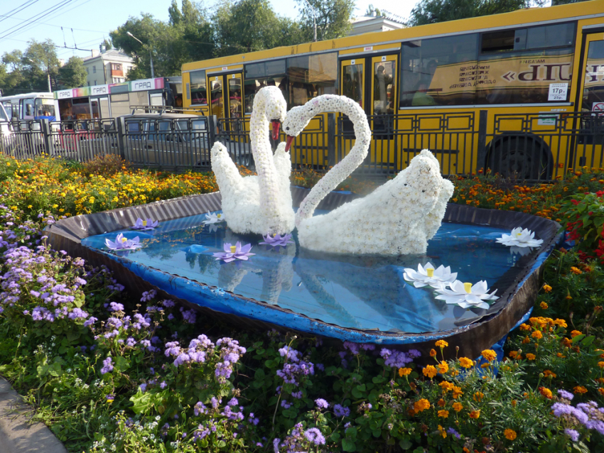 Уникальная возможность превратить ваш пруд в маленький райский уголок с помощью изысканной композиции, воплощенной в фигуре лебедя