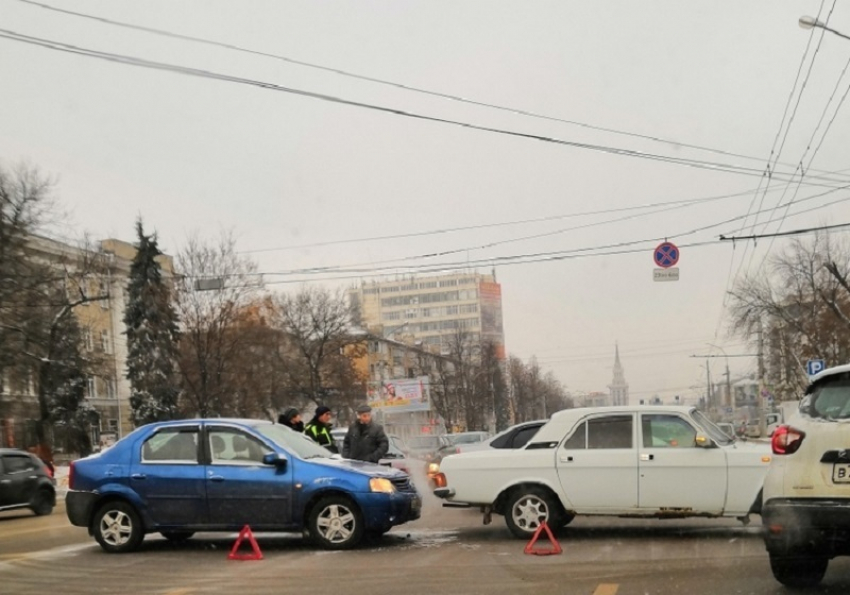 Какой регион у воронежа. Авария в Воронеже на пересечении улицы Саврасова и Ростовская. Въезд в Воронеж фото из машины.