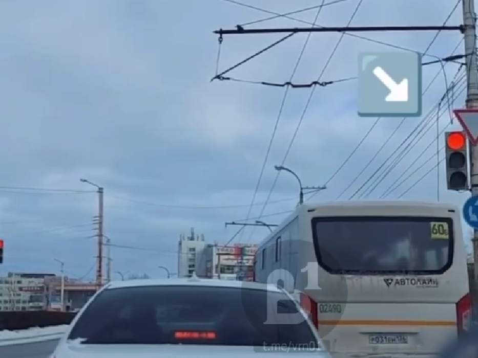 Наплевальское отношение к ПДД продемонстрировал пассажирский автобус в Воронеж