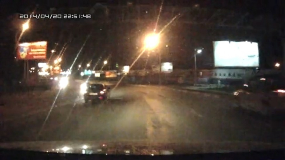 В Воронеже ночью автомобиль «Лада Приора» протаранил дорожное ограждение (ВИДЕО)